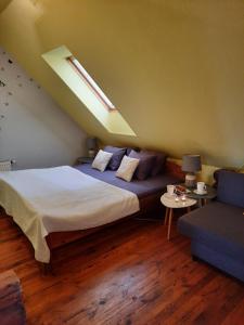 Rauna约恩 - 伊艾维纳斯旅馆的一间卧室配有一张床、一张沙发和一个窗口
