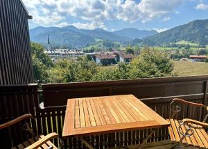 施利尔塞Apartment Sonnenschwan的山景阳台上的木桌