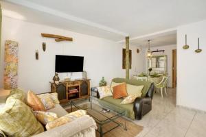 塔科龙特Casa con jardin的客厅配有两张沙发和一台电视机