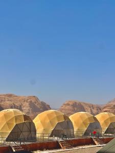 瓦迪拉姆Sunrise Wadi Rum Camp的沙漠中一排山丘