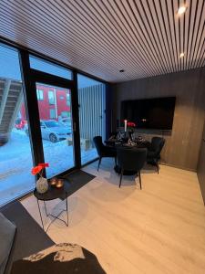 亨宁斯韦尔New and modern apartment in Henningsvær的客厅配有桌椅和电视。