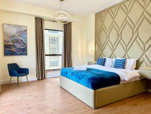 迪拜2BR Luxury Apartment Marina View的一间卧室配有一张大床和一张蓝色的毯子