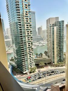 迪拜2BR Luxury Apartment Marina View的城市高楼和交通景观