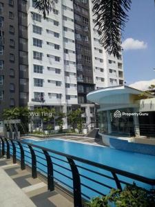 安邦Sky Chalet at Axis Next To LRT Pandan Indah Ampang的一座位于高楼城市的游泳池