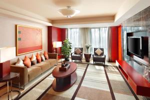 温州温州喜来登酒店的带沙发和电视的客厅