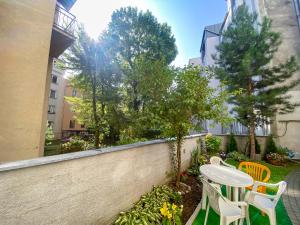 克拉科夫Apartament z widokiem na panoramę miasta的庭院配有桌椅和树木