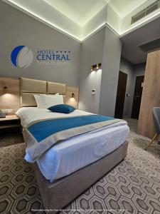 索非亚索非亚中心大酒店的酒店客房设有一张大床和一张书桌。