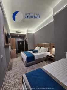 索非亚索非亚中心大酒店的配有两张床的酒店终端