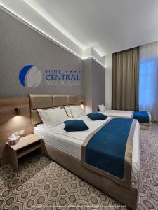 索非亚索非亚中心大酒店的酒店客房设有两张床,墙上有标志