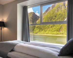 莫舍恩福如豪甘斯酒店的卧室设有山景窗户