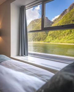 莫舍恩福如豪甘斯酒店的一间卧室设有湖景窗户