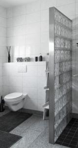 博黑克Bed and Breakfast Lindershoeve Bergeijk的白色的浴室设有卫生间和淋浴。
