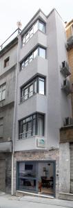 伊斯坦布尔Noya Suites的前面有一张桌子的高楼