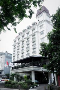 雅加达Arion Suites Hotel Kemang的一座大型白色酒店建筑,设有阳台