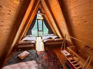 里泽Moni Suit Bungalov的小木屋内带三张床的房间