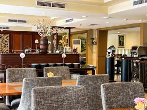 雅加达Arion Suites Hotel Kemang的一间带椅子和桌子的用餐室