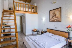 普拉坦斯Creta Aquamarine Hotel的一间卧室配有一张双层床和梯子
