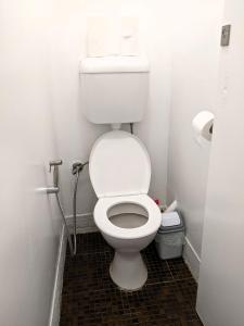 墨尔本PROMO!!! 2-Bedroom Home Near Airport, Train Station!的浴室位于隔间内,设有白色卫生间。