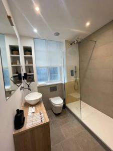利物浦Stylish city-centre apartment with balcony的一间带水槽、卫生间和淋浴的浴室