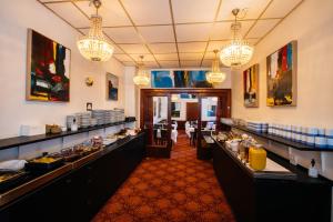 维堡帕拉兹酒店的一间提供食物的自助餐厅
