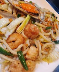阿鲁甘湾Atteriya CHILL的含有虾面和蔬菜的食品盘
