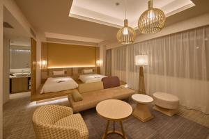 金泽金泽 穎特飯店的酒店客房设有床、沙发和桌子。