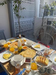 索维拉Riad Dar Sebta的餐桌上放有食物和橙汁