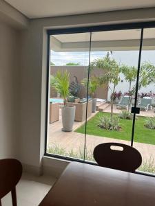 博尼图Pousada Villas - Bonito的客房设有一个享有庭院景致的窗户。