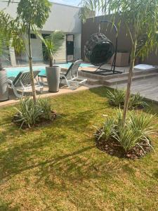 博尼图Pousada Villas - Bonito的一个带两把椅子的庭院和一个游泳池