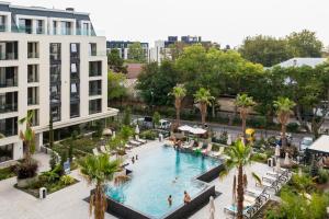 圣君士坦丁和海伦那Apartment B - Lifestyle Holiday的享有棕榈树和建筑的游泳池的顶部景致