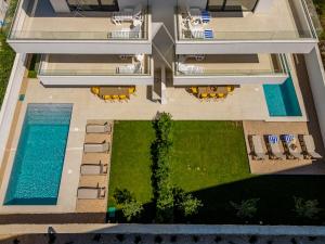 诺瓦利娅Villa Arenisca Novalja的享有带游泳池的房屋的空中景致