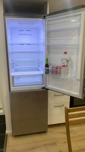 耶夫勒Ringarstigen 29的配有食品和饮料的开放式冰箱