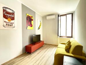 福萨诺LE TORRI Loft Apartment的带沙发和电视的客厅