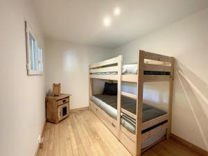 EstaingA Cœur d'Hêtre的一间卧室配有两张双层床。