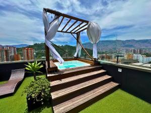 麦德林Tequendama Hotel Medellín - Estadio的大楼屋顶阳台,带小型游泳池
