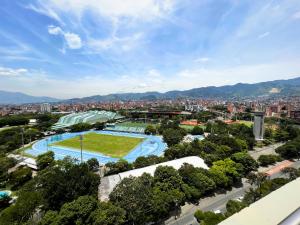 麦德林Tequendama Hotel Medellín - Estadio的享有城市的空中景致,设有2个游泳池