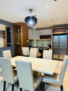 吉隆坡Anggun Residence KL by F&F的厨房配有大型木桌和椅子