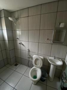 大瓦尔泽亚HOTEL ALAMEDA的一间带卫生间和水槽的浴室