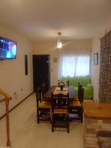 瓜伊马延Duplex Dorrego- Guaymallén的客厅配有桌子和绿色沙发