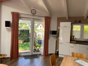 阿希姆Moderne Ferienwohnung mit Kamin u Garten im EG 100qm Nähe Weser und Golfplatz的厨房配有桌子和墙上的时钟