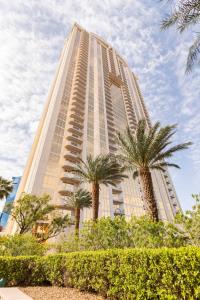 拉斯维加斯MGM Signature Towers by FantasticStay的一座高大的建筑,前面有棕榈树