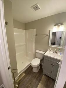 斯波坎谷Valley Escape in Quiet Area Neighborhood的浴室配有卫生间、盥洗盆和淋浴。