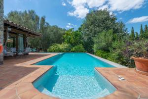 森瑟勒斯Villa Casa Del Talaiot Sencelles的一座房子后院的游泳池