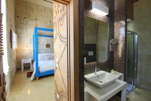 马尔塔诺Don Agostino Relais Masseria的一间带水槽和镜子的浴室