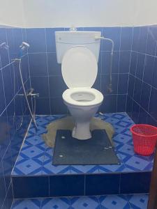 RéunionModern guesthouse的蓝色瓷砖地板上的浴室设有卫生间