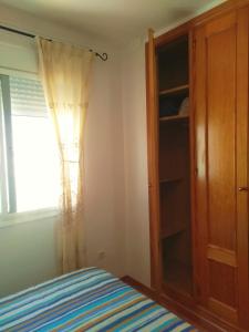 马尼尔瓦NIEVES HABITACIÓN的一间卧室设有一张床和一个窗口