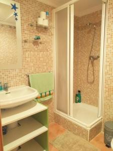 马尼尔瓦NIEVES HABITACIÓN的带淋浴和盥洗盆的浴室