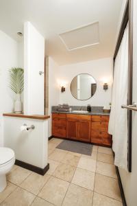 科纳The Bamboo House的一间带水槽、卫生间和镜子的浴室