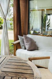 科纳The Bamboo House的客厅配有沙发和桌子