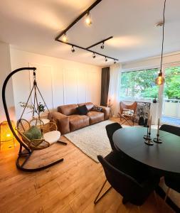 柏林SamaraS Place的客厅配有沙发和桌子
